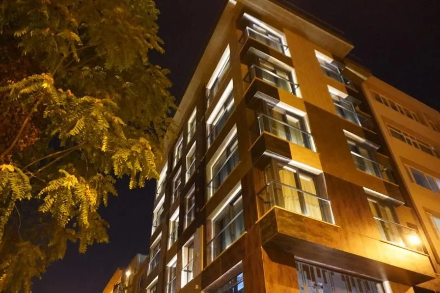 Cihangir'de Fragments Hotel ve Arwin Roof'un bulunduğu aydınlatılmış bina