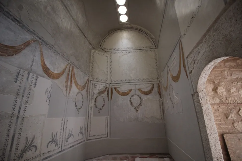 Topkapı Sarayı Harem Hastane Hamamı, askı perde, çelenk ve bitki motifli kalem işi duvar bezemesi