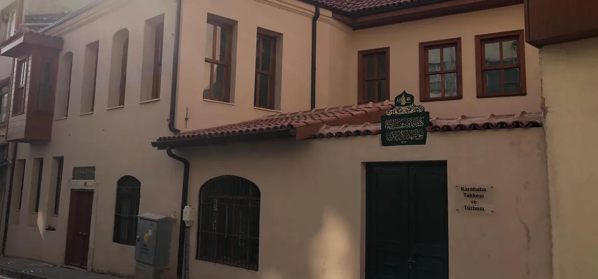 Karababa Tekkesi ve Türbesi, restorasyonu tamamlanan cephe, ahşap doğramalı pencereler, kiremit saçak ve kitabeli giriş