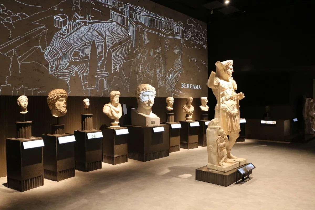 İstanbul Havalimanı Müzesi, Bergama bölümünde kaideler üzerinde mermer portre büstler