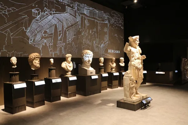 İstanbul Havalimanı Müzesi, Bergama bölümünde kaideler üzerinde mermer portre büstler