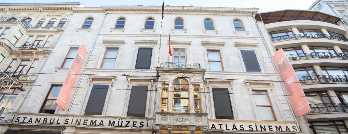 İstanbul Sinema Müzesi ve Atlas Sineması yazılı kesme taş cephe, cumba ve pencere dizileri