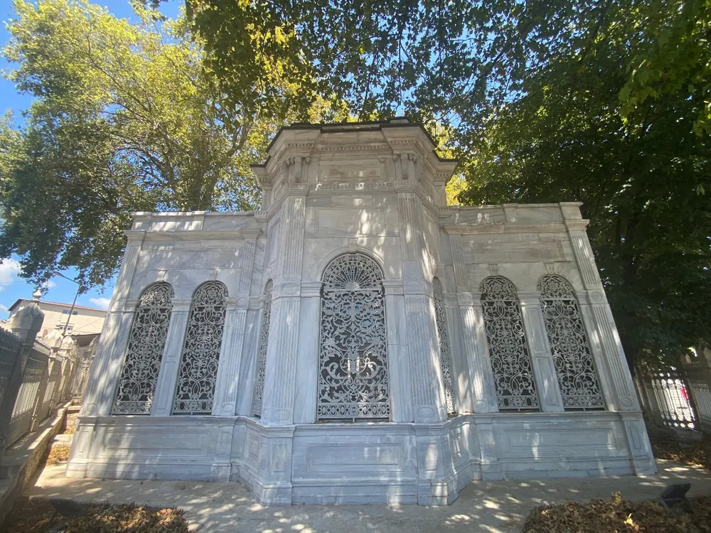 Pertevniyal Valide Sultan Türbesi, onarım sonrası mermer cephe ve pencere şebekeleri