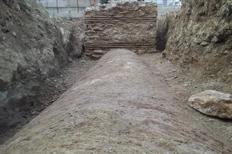 Feneryolu'ndaki kazıda açığa çıkan tonozlu yapı ve taş duvar kalıntısı