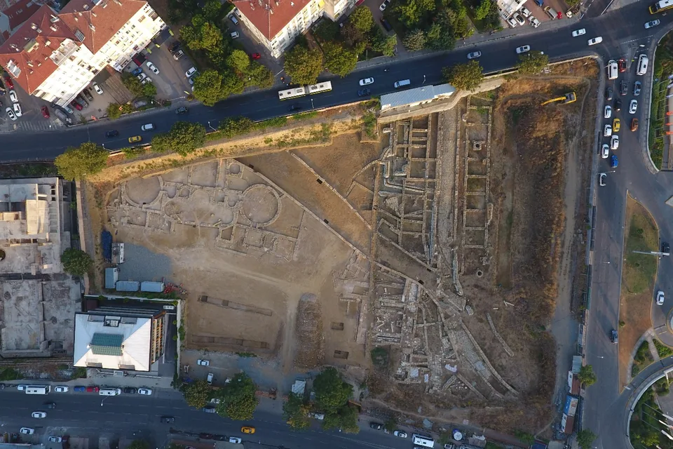 Kadıköy 1421 ada, 3 parseldeki kazı alanının havadan görünümü ve çevredeki yollar