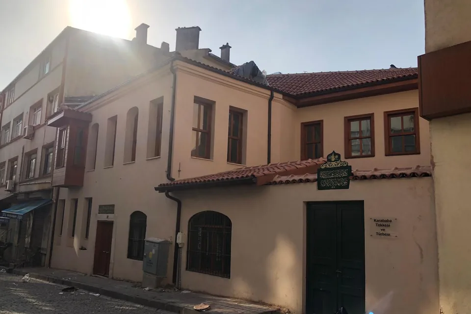 Karababa Tekkesi ve Türbesi, onarım sonrası sıvalı cepheler, ahşap doğramalı pencereler ve kiremit saçak