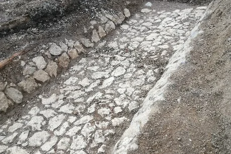Pendik'teki metro kazısında açığa çıkan taş döşeme kalıntısı