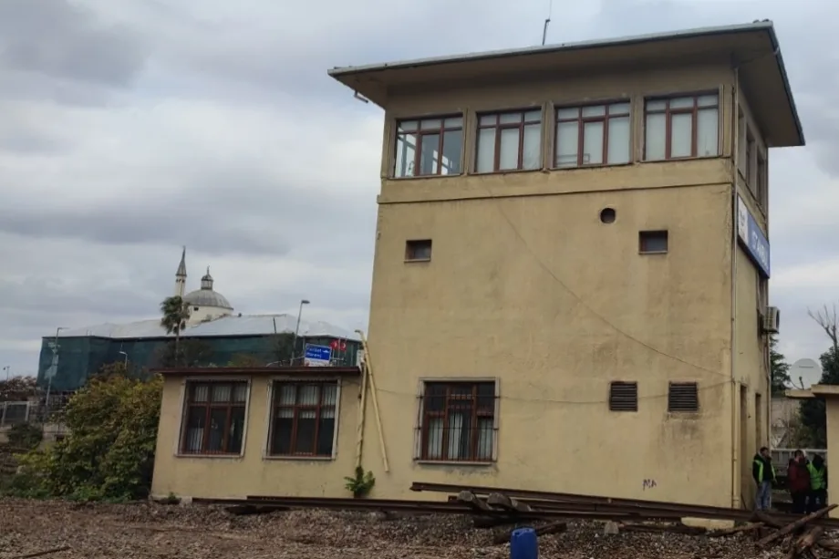 Sirkeci makasçı evi, iki katlı sıvalı yapı ve üst kattaki pencere dizisi