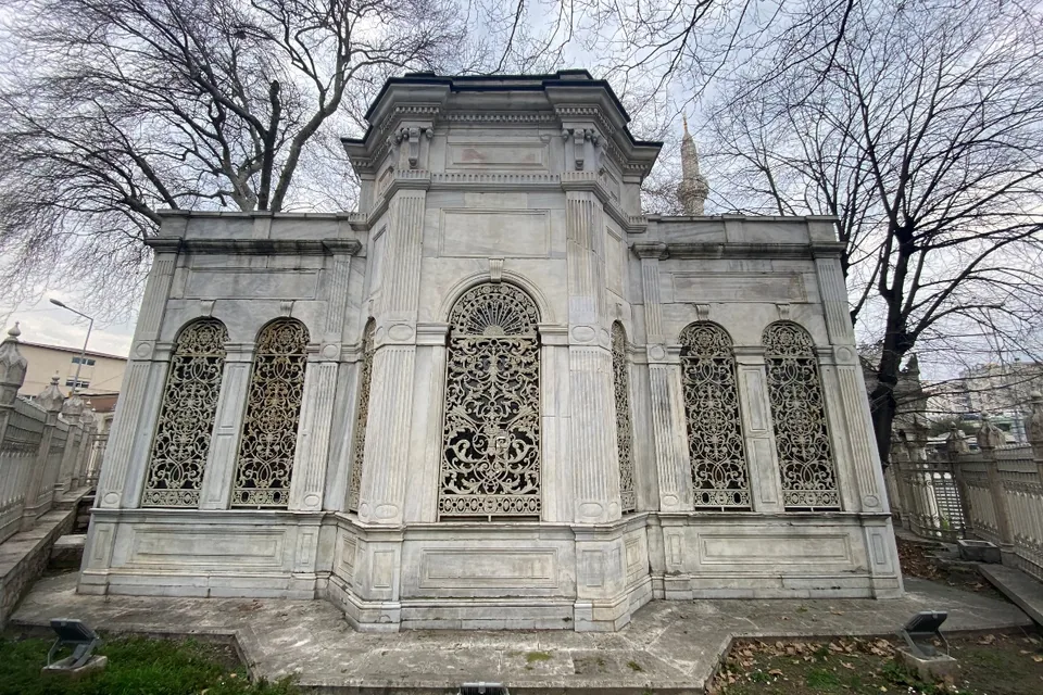 Pertevniyal Valide Sultan Türbesi, onarım sonrası mermer cephe ve pencere şebekeleri