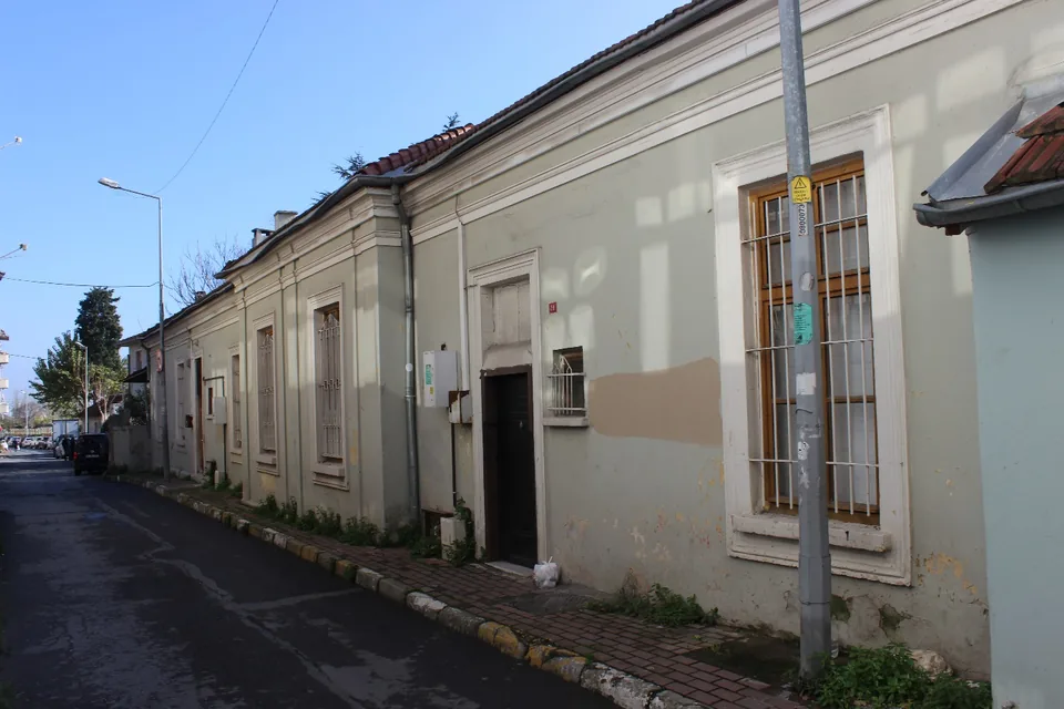 Yedikule lojman binalarından biri, sıvalı cephe, parmaklıklı pencereler ve dar sokak